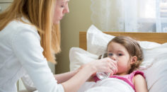 ÇOCUĞUNUZ ATEŞLENDİĞİNDE BU 8 HATAYI ASLA YAPMAYIN