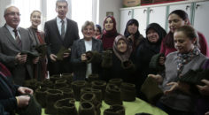 Denizlili kadınlar Mehmetçiğe boyunluk ördü