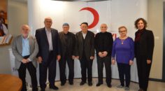 Eli öpülesi insanlar bir araya geldi