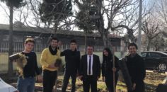 Öğretmen ve öğrenciler okulları için kolları sıvadı